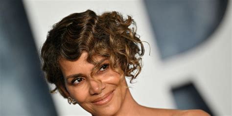 halle berry on her balcony|Halle Berry Poses Naked on Open Balcony in Cheeky Mothers。